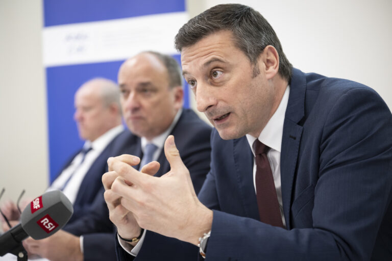 Jacques Gerber, Vizepraesident der Konferenz der Kantonsregierungen (KdK), und Praesident der Europakommission der KdK, und Minister JU, rechts, spricht neben Markus Dieth, Praesident der Konferenz der Kantonsregierungen (KdK) und Landammann AG, Mitte, und Roland Mayer, Generalsekretaer der Konferenz der Kantonsregierungen (KdK), links, waehrend einer Medienkonferenz der Konferenz der Kantonsregierungen (KDK) ueber die Stellungnahme der Kantone zum Entwurf Verhandlungsmandat mit der EU, am Freitag, 2. Februar 2024 in Bern. (KEYSTONE/Anthony Anex)