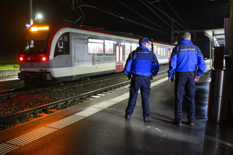 Vaud cantonal police officers watch the Travys train where a hostage-taking incident took place at Essert-sous-Champvent station, Switzerland, Thursday, 8, February, 2024. A hostage-taking incident took place on a regional train between Yverdon and Sainte-Croix at around 6.30pm on Thursday. All hostages were freed and are safe. (KEYSTONE/Laurent Gillieron).Des policiers de la police cantonale vaudoise observent le train Travys ou s'est deroule une prise d'otages ce jeudi 8 fevrier 2024 en gare d'Essert-sous-Champvent. Une prise d'otages a eu lieu jeudi vers 18h30 dans un train regional entre Yverdon et Sainte-Croix. Tous les otages ont pu etre liberes et sont sains et saufs. (KEYSTONE/Laurent Gillieron)