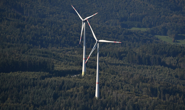 ARCHIV - 20.09.2023, Baden-Württemberg, Odenwald: Windräder im Odenwald, aufgenommen aus einem Flugzeug. (zu dpa: «Windrad-Ausbau: Fachverband mahnt bessere Planung an») Foto: Bernd Weißbrod/dpa +++ dpa-Bildfunk +++ (KEYSTONE/DPA/Bernd Weißbrod)