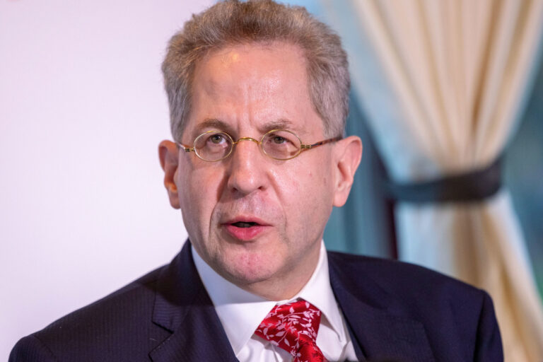 17.02.2024, Rheinland-Pfalz, Remagen: Der Ex-Verfassungsschutz Präsident Hans-Georg Maaßen spricht während der Pressekonferenz zur Parteigründung der 