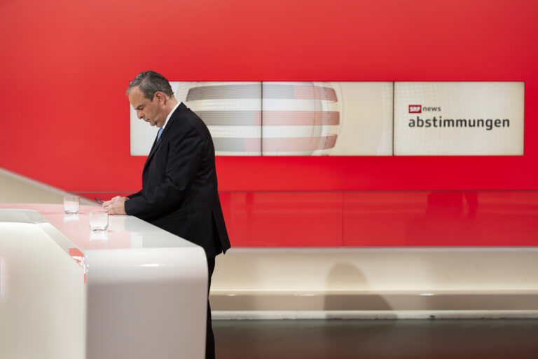 Gerhard Pfister, Parteipraesident Die Mitte, schaut auf sein Handy im TV Studio des Medienzentrums Bundeshaus, vor der Elefantenrunde der Livesendung der 