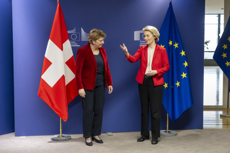 Bundespraesidentin Viola Amherd links, und Ursula von der Leyen, EU-Kommissionspraesidentin, posieren vor der Schweizerfahne und der Europafahne, am Montag, 18. Maerz 2024 am Sitz der EU-Kommissionin Bruessel, Belgien. Der Besuch der Bundespraesidentin markiert den offiziellen Beginn der Verhandlungen zwischen der Schweiz und der EU. (KEYSTONE/Alessandro della Valle)