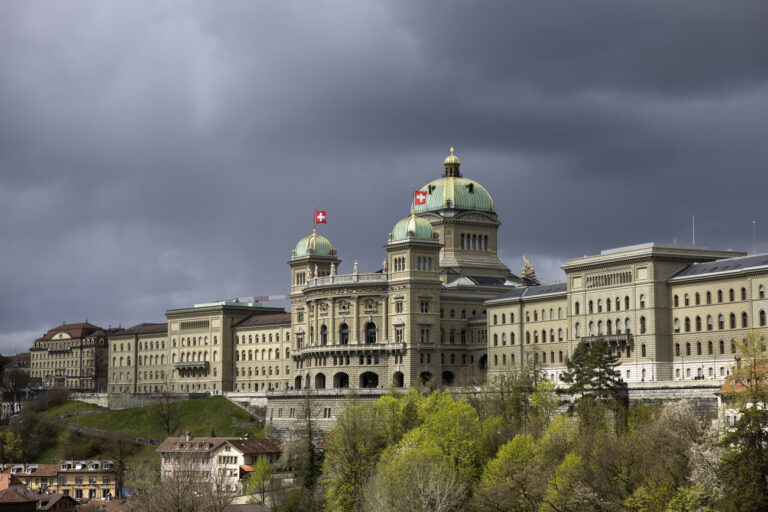 Dunkle Gewitterwolken tuermen sich ueber dem Bundeshaus, am Ostermontag, 1. April 2024 in Bern. (KEYSTONE/Peter Klaunzer)