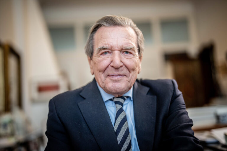 ARCHIV - 14.03.2024, Niedersachsen, Hannover: Gerhard Schröder (SPD), Bundeskanzler von 1998 bis 2005, aufgenommen in seiner Kanzlei. (zu dpa: «Schröder wird 80: Der Geächtete, der sich nicht mehr verstecken will») Foto: Michael Kappeler/dpa +++ dpa-Bildfunk +++ (KEYSTONE/DPA/Michael Kappeler)