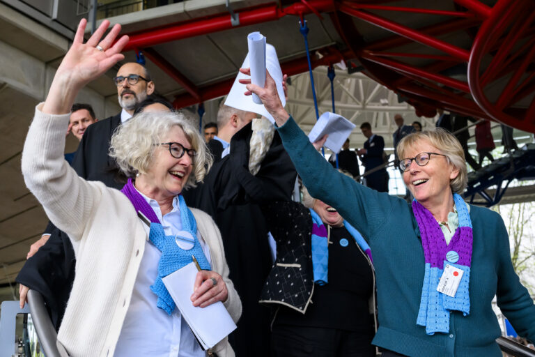 Les Ainees pour le climat Suisse reagissent apres la publication de la decision de La Grande Chambre de la Cour europeenne des droits de l'homme suite a la requete deposee par les Ainees pour le climat Suisse (Klimaseniorinnen Schweiz) lors d'une audience publique devant La Grande Chambre de la Cour europeenne des droits de l'homme (CEDH) le mardi 9 avril 2024 a Strasbourg en France. La Cour europeenne des droits de l'homme (CEDH) a condamne ce mardi la Suisse pour violation de la Convention des droits de l'homme, donnant raison a l'association 