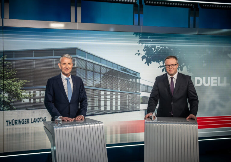 dpatopbilder - 11.04.2024, Berlin: Bjˆrn Hˆcke (AfD, l) und Mario Voigt (CDU, r), Spitzenkandidaten f¸r die Landtagswahl in Th¸ringen, stehen beim TV-Duell bei Welt TV. Foto: Michael Kappeler/dpa +++ dpa-Bildfunk +++ (KEYSTONE/DPA/Michael Kappeler)