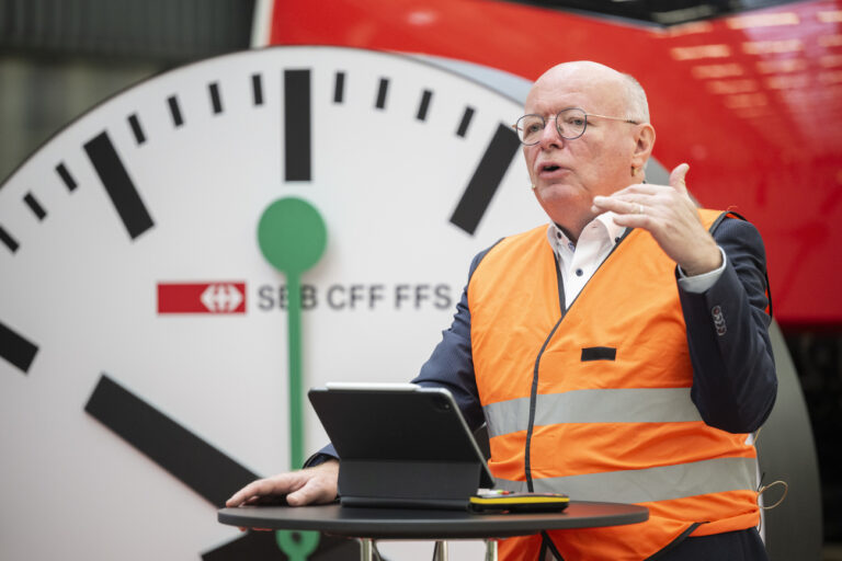 Vincent Ducrot, CEO SBB, spricht ueber das Nachhaltigkeitsengagement der SBB, aufgenommen am Donnerstag, 18. April 2024 in der Anlage Herdern in Zuerich. (KEYSTONE/Ennio Leanza)