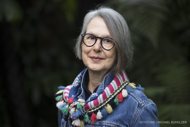 Schriftstellerin Nadine Olonetzky posiert im neuen Botansichen Garten der Universitaet Zuerich fuer ein Portrait, aufgenommen am Montag, 15. April 2024, in Zuerich. Nadine Olonetzkys Buch 