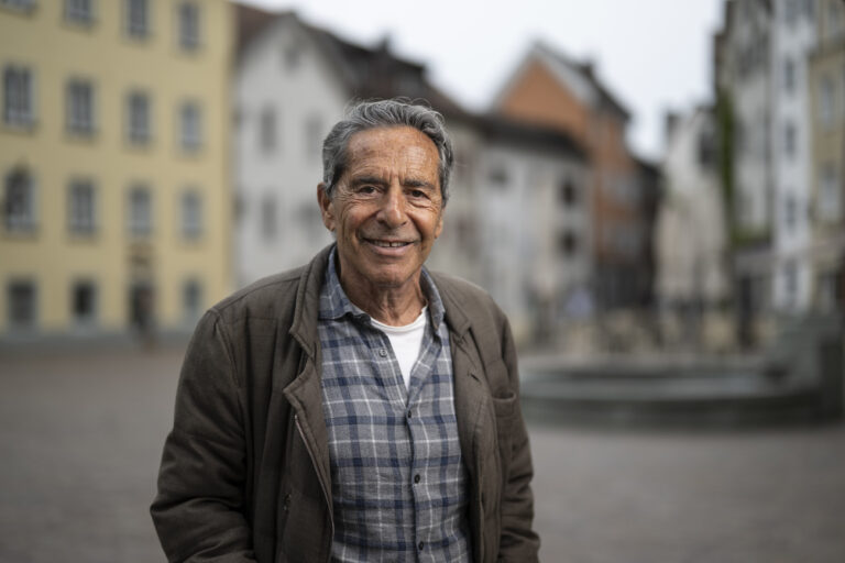 Der Schweizer Medienunternehmer Roger Schawinski posiert fuer ein Portrait, aufgenommen am Freitag, 19. April 2024, in der Altstadt in Chur. Roger Schawinski hat eine Konzession fuer ?Radio Alpin? erhalten, mit dem er im kommenden Jahr gemeinsam mit Stefan Buehler in Graubuenden, Glarus und im St. Galler Oberland auf Sendung gehen will. (KEYSTONE/Gian Ehrenzeller)