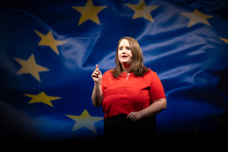 21.05.2024, Bremen: Ricarda Lang, Bundesvorsitzende von Bündnis 90/Die Grünen, spricht bei einem Wahlkampftermin vor der Europawahl vom Grünen-Landesverband Bremen. In Deutschland wählen die Bürgerinnen und Bürger am 9. Juni die Abgeordneten des Europäischen Parlaments. Foto: Sina Schuldt/dpa +++ dpa-Bildfunk +++ (KEYSTONE/DPA/Sina Schuldt)