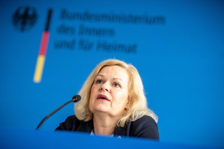 ARCHIV - 11.07.2024, Berlin: Bundesinnenministerin Nancy Faeser (SPD) nimmt an einer Pressekonferenz zum Abschluss der Prüfung kritischer Komponenten in 5G-Kommunikationsnetzen teil. (zu dpa: «Faeser spricht von «großartigem Fußballfest» und lobt») Foto: Michael Kappeler/dpa +++ dpa-Bildfunk +++ (KEYSTONE/DPA/Michael Kappeler)