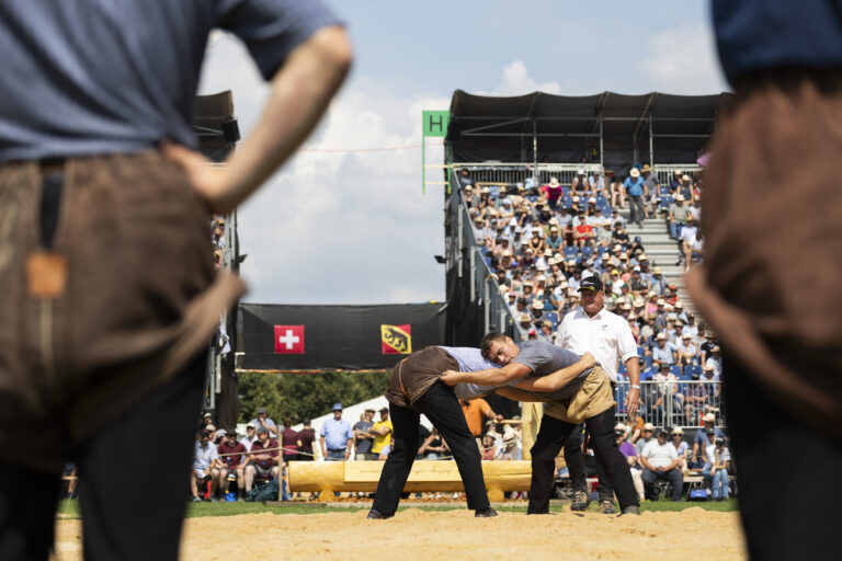 Andre Willener und Joel Blatter kaempfen im dritten Gang, beim Emmentalischen Schwingfest, am Samstag, 3. August 2024 in Burgdorf. (KEYSTONE/Peter Klaunzer)