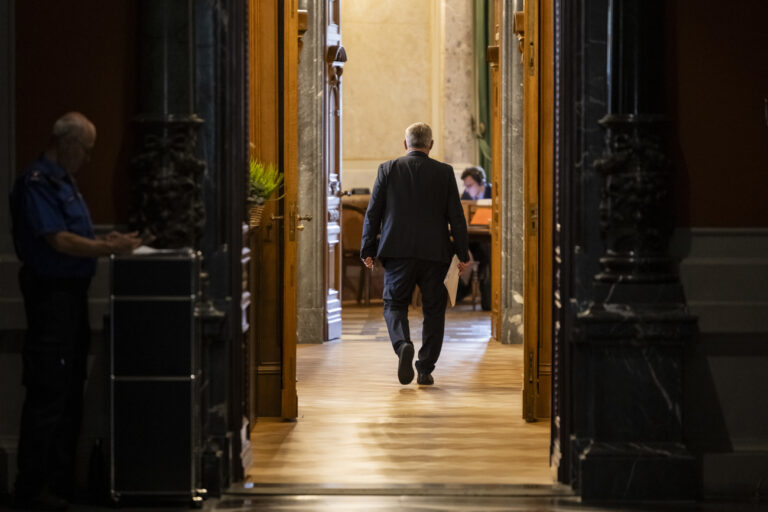 Nationalratspraesident Eric Nussbaumer, SP-BL, schreitet in Richtung Wandelhalle des Nationalrats, vor Sitzungsbeginn am ersten Tag der Herbstsession der Eidgenoessischen Raete, am Montag, 9. September 2024 im Nationalrat in Bern. (KEYSTONE/Alessandro della Valle)