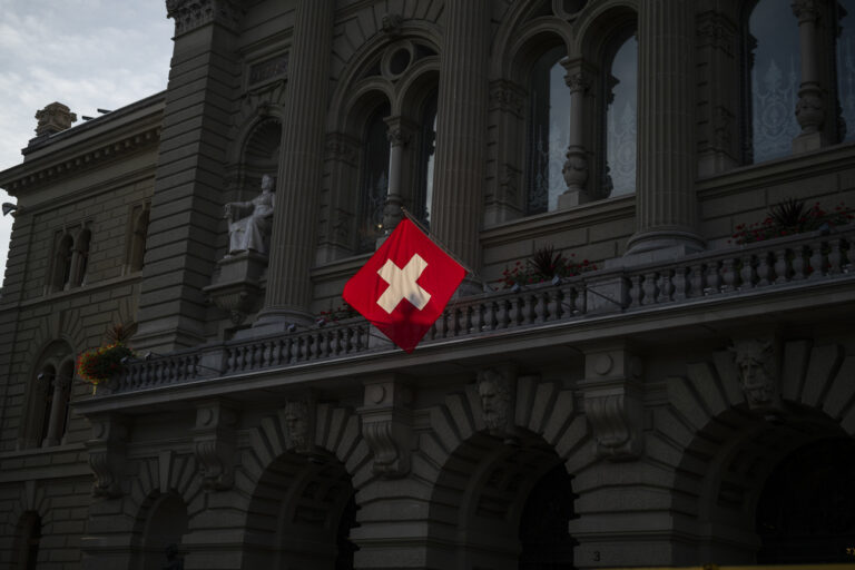 Die Schweizer Fahne am Parlamentsgebaeude leuchtet in der Morgensonne, an der Herbstsession der Eidgenoessischen Raete, am Mittwoch, 11. September 2024 in Bern. (KEYSTONE/Alessandro della Valle)