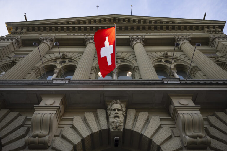 Die Schweizer Fahne weht vor dem Bundeshaus, waehrend der Herbstsession der Eidgenoessischen Raete, am Mittwoch, 25. September 2024, in Bern. (KEYSTONE/Peter Klaunzer)