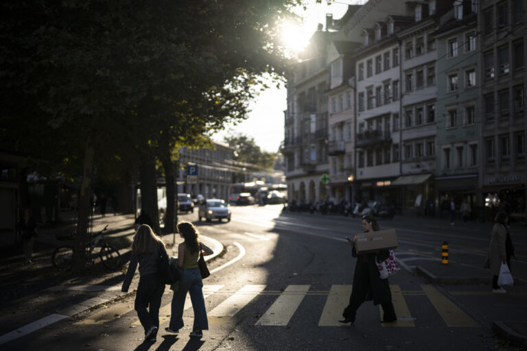 Passanten am Marktplatz, aufgenommen am Dienstag, 24. September 2024, in St. Gallen. (KEYSTONE/Gian Ehrenzeller)