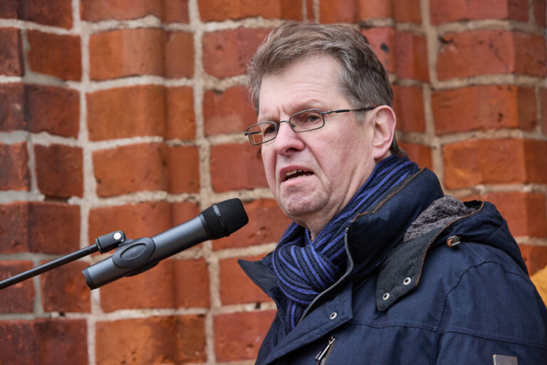 Lob für Ralf Stegner: Dass Sahra Wagenknecht heute auf der Friedendemo in Berlin spricht, ist dem SPD-Politiker «völlig schnurz». Er geht trotzdem hin