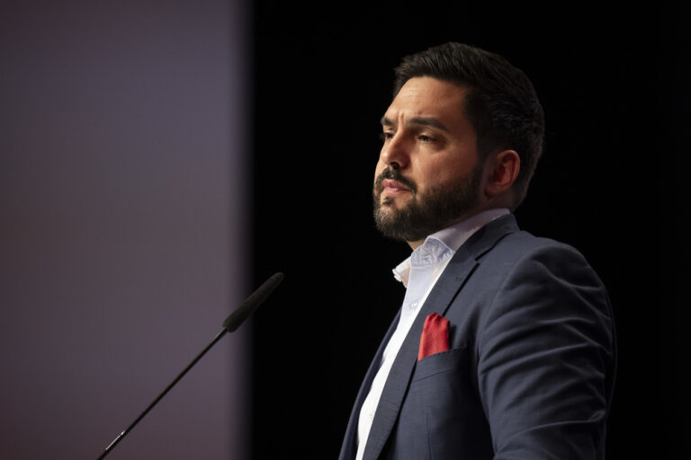 Co-Praesident Cedric Wermuth spricht zur Resolution zum Nahen Osten am Parteitag der SP Schweiz, am Sonntag, 27. Oktober 2024, in Davos. (KEYSTONE/Gian Ehrenzeller)