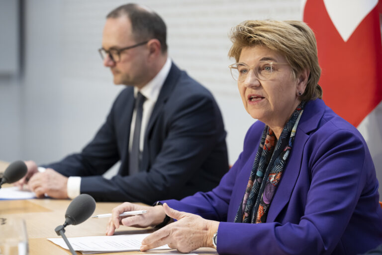 Bundespraesidentin Viola Amherd, links, spricht neben Juerg Roetheli, designierter Verwaltungsratspraesident der RUAG MRO, rechts, an einer Medienkonferenz ueber zwei Themen 