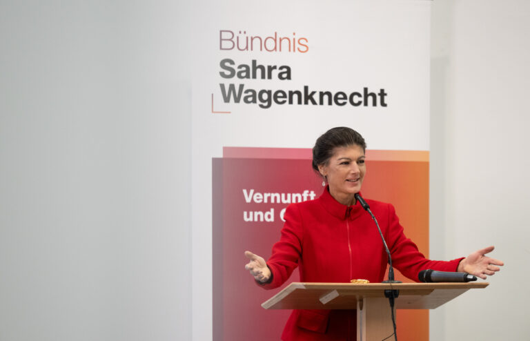 30.11.2024, Nordrhein-Westfalen, Bochum: Parteichefin Sahra Wagenknecht redet zu den Mitgliedern. Das Bündnis Sahra Wagenknecht (BSW) stellt in einer Mitgliederversammlung in Bochum die Landesliste in Nordrhein-Westfalen für die Bundestagswahl auf. Parteichefin Sahra Wagenknecht will für ihre Partei auf Platz eins der Landesliste Nordrhein-Westfalen für den Bundestag kandieren. Foto: Fabian Strauch/dpa +++ dpa-Bildfunk +++ (KEYSTONE/DPA/Fabian Strauch)