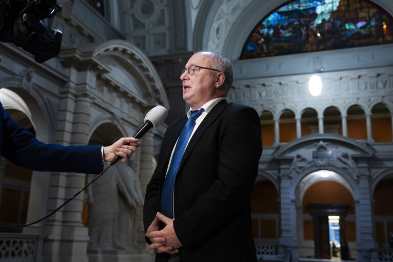 Pierre-Yves Maillard, Staenderat SP-VD, gibt ein Interview in der Eingangshalle des Bundeshauses, am letzten Tag der Wintersession der Eidgenoessischen Raete, am Freitag, 20. Dezember 2024 in Bern. (KEYSTONE/Peter Klaunzer)