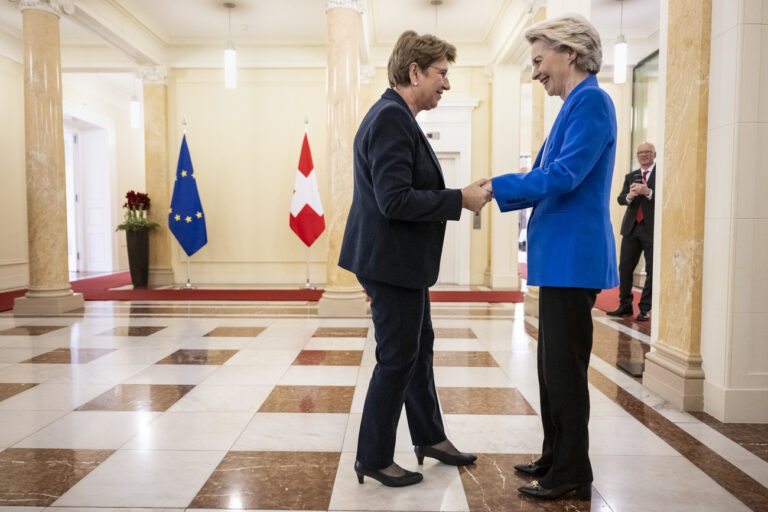 Swiss Federal President Viola Amherd, left, welcomes European Commission President Ursula von der Leyen, right, before a bilateral meeting on Friday, December 20, 2024 in Bern, Switzerland. Van der Leyen pays an official visit to Switzerland to formally mark the conclusion of the negotiations between the EU and Switzerland. (KEYSTONE/POOL/Alessandro della Valle)