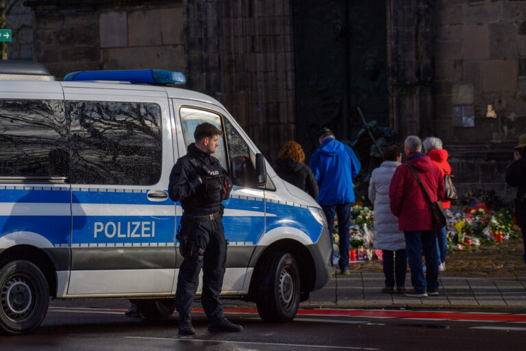 22.12.2024, Sachsen-Anhalt, Magdeburg: Menschen versammeln sich vor der Johanniskirche. Davor sperrt ein Fahrzeug der Polizei die Straße. Am Mittag ist dort eine Mahnwache geplant. Am 20. Dezember 2024 ist auf dem Weihnachtsmarkt in Magdeburg ein Autofahrer in eine Menschengruppe gefahren. Es gab mehrere Tote und Verletzte. Foto: Klaus-Dietmar Gabbert/dpa +++ dpa-Bildfunk +++ (KEYSTONE/DPA/Klaus-Dietmar Gabbert)