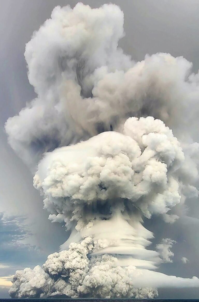 Was die Explosion des Hunga Tonga mit dem Klima zu tun hat: Die Erderwärmung wird durch gigantische Unterwasser-Vulkanausbrüche beschleunigt. Dennoch bleibt die Forschung bei der fixen Idee, das CO2 sei schuld