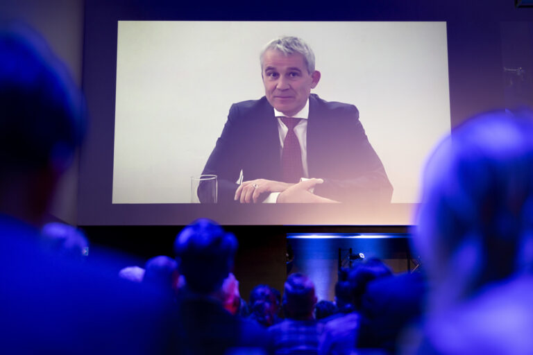 Bundesrat Beat Jans, Vorsteher Eidgenoessisches Justiz- und Polizeidepartement EJPD, spricht live aus Interlaken uebertragen an der 26. Ausgabe des traditionellen Jahresauftakts der Schweizer Medienbranche, der Dreikoenigstagung am Donnerstag, 9. Januar 2025 in Zuerich. (KEYSTONE/Gaetan Bally)