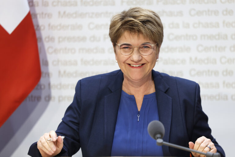 Bundesraetin Viola Amherd gibt waehrend einer Medienkonferenz ihren Ruecktritt bekannt, am Mittwoch, 15. Januar 2025 in Bern. (KEYSTONE/Peter Klaunzer)