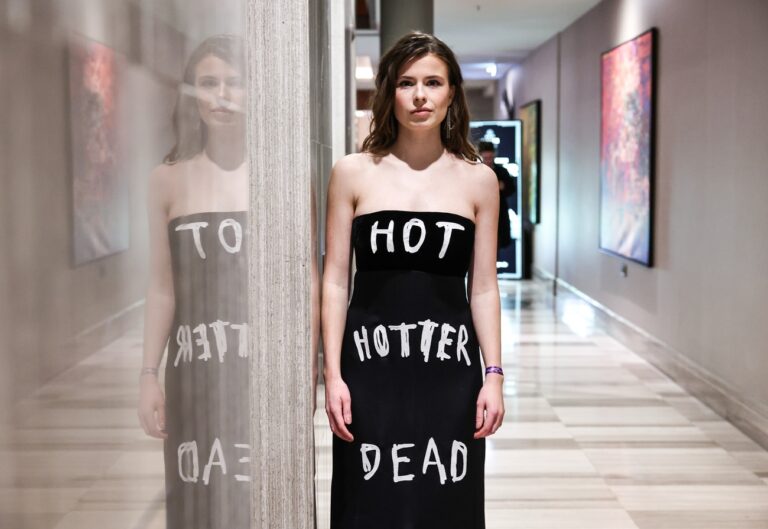 18.01.2025, Berlin: Klimaaktivistin Luisa Neubauer trägt ein Kleid mit der Aufschrift «Hot Hotter Dead». Im Mittelpunkt des Berliner Presseballs steht die Bedeutung der Presse- und Meinungsfreiheit. Foto: Hannes Albert/dpa +++ dpa-Bildfunk +++ (KEYSTONE/DPA/Hannes P Albert)