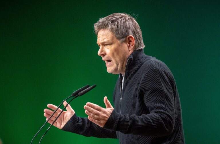 26.01.2025, Berlin: Robert Habeck (Bündnis 90/Die Grünen), Bundesminister für Wirtschaft und Klimaschutz und Kanzlerkandidat, spricht beim Programmparteitag seiner Partei zu den Delegierten. Bei der außerordentlichen Bundesdelegiertenkonferenz wollen die Mitglieder das Wahlprogramm für die auf den 23.02.2025 vorgezogene Bundestagswahl verabschieden. (zu dpa: «Hält «Brandmauer»? Merz grenzt sich in Anträgen von AfD ab») Foto: Michael Kappeler/dpa +++ dpa-Bildfunk +++ (KEYSTONE/DPA/Michael Kappeler)