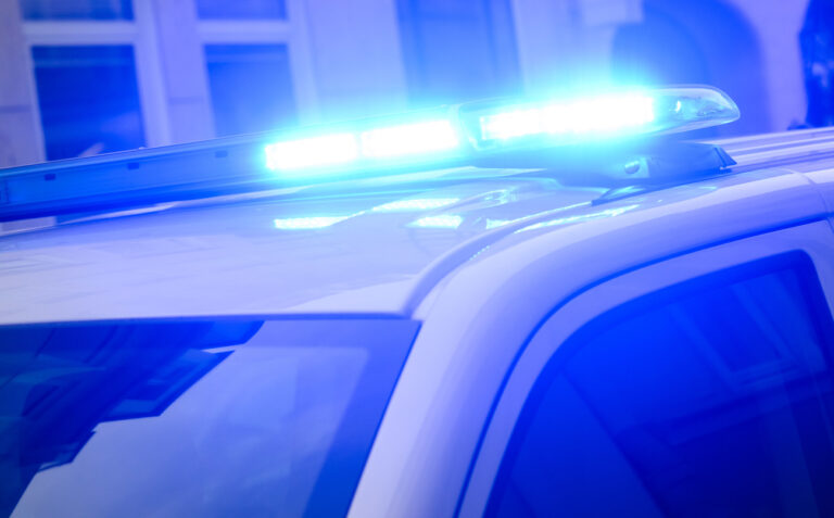 28.01.2025, Niedersachsen, Hannover: Ein Blaulicht leuchtet auf einem Einsatzfahrzeug der Polizei. (zu dpa: «Frau stirbt bei Verkehrsunfall im Kreis Ludwigslust-Parchim») Foto: Julian Stratenschulte/dpa +++ dpa-Bildfunk +++ (KEYSTONE/DPA/Julian Stratenschulte)