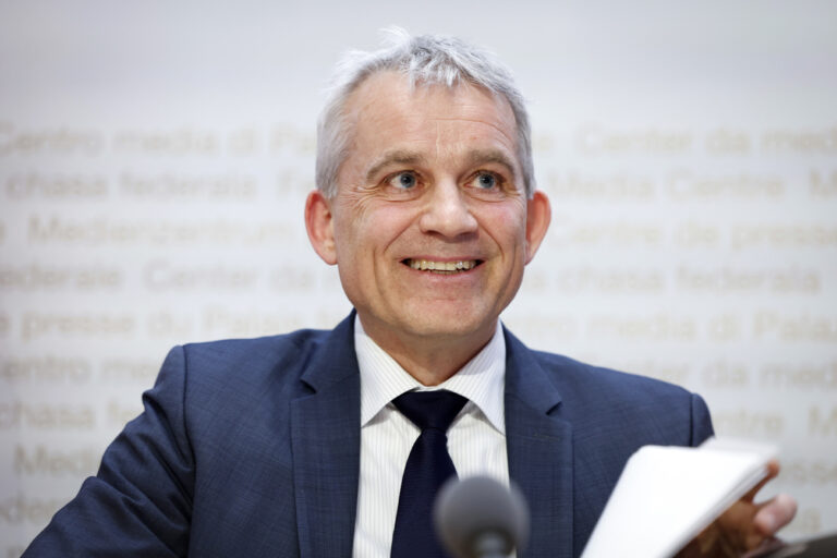 Bundesrat Beat Jans spricht waehrend einer Medienkonferenz des Bundesrates zum Abschlussbericht der Expertengruppe und zum weiteren Vorgehen zu internationalen Adoptionen, am Mittwoch, 29. Januar 2025 in Bern. (KEYSTONE/Peter Klaunzer)