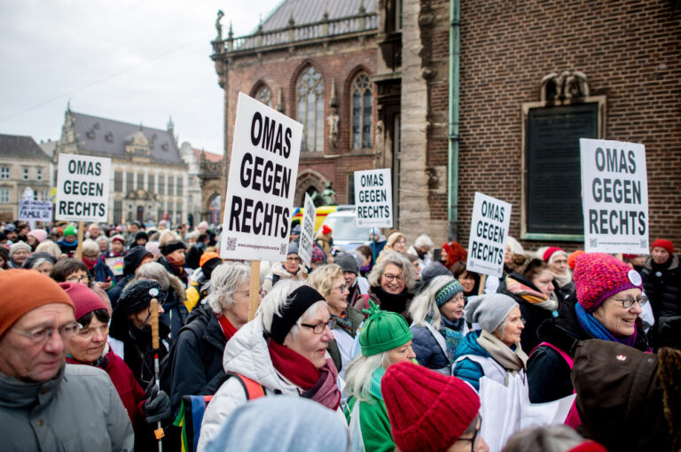 08.02.2025, Bremen: Zahlreiche Menschen, darunter Teilnehmerinnen der Organisation «Omas gegen Rechts», demonstrieren auf dem Domshof gegen Rechtsextremismus. Zu der Kundgebung haben die Initiativen «Laut gegen Rechts» und «Omas gegen Rechts» aufgerufen, mehr als 50 Organisationen und Gewerkschaften haben sich angeschlossen. Foto: Hauke-Christian Dittrich/dpa +++ dpa-Bildfunk +++ (KEYSTONE/DPA/Hauke-Christian Dittrich)