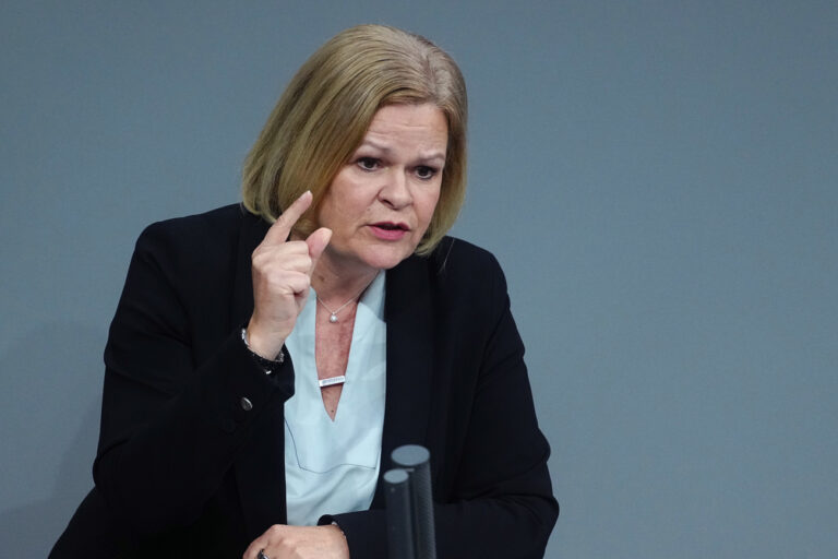 ARCHIV - 31.01.2025, Berlin: Nancy Faeser (SPD), Bundesministerin für Inneres und Heimat, spricht bei der Debatte um das Zustrombegrenzungsgesetz im Plenarsaal im Bundestag. Im Bundestag soll unter anderem über das «Zustrombegrenzungsgesetz» der Union zur Eindämmung der Migration abgestimmt werden. (zu dpa: «Faeser sieht SPD und Union bei Migration nicht weit auseinander») Foto: Kay Nietfeld/dpa +++ dpa-Bildfunk +++ (KEYSTONE/DPA/Kay Nietfeld)