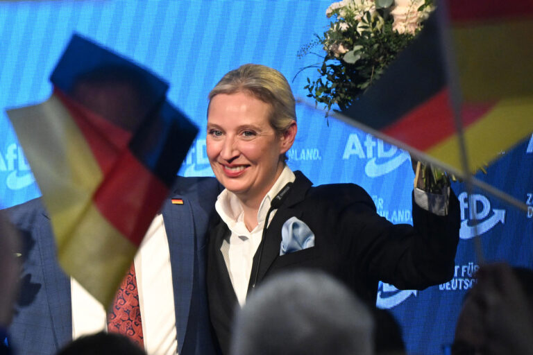 23.02.2025, Berlin: Alice Weidel, Bundesvorsitzende und Kanzlerkandidatin der AfD, steht bei der Wahlparty der AFD in der AfD Bundesgeschäftsstelle auf der Bühne. Am Sonntag fand die vorgezogene Wahl zum 21. Deutschen Bundestag statt. Foto: Julian Stratenschulte/dpa +++ dpa-Bildfunk +++ (KEYSTONE/DPA/Julian Stratenschulte)