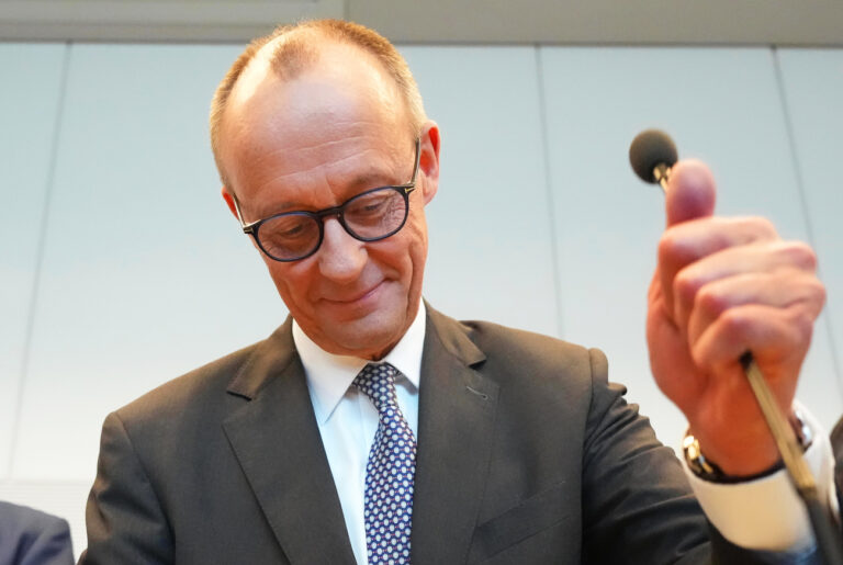 25.02.2025, Berlin: Friedrich Merz, CDU-Bundesvorsitzender und CDU/CSU-Fraktionsvorsitzender im Bundestag, greift bei der konstituierenden Sitzung der neuen Unionsfraktion im Bundestag zum Mikrofon. Foto: Michael Kappeler/dpa +++ dpa-Bildfunk +++ (KEYSTONE/DPA/Michael Kappeler)