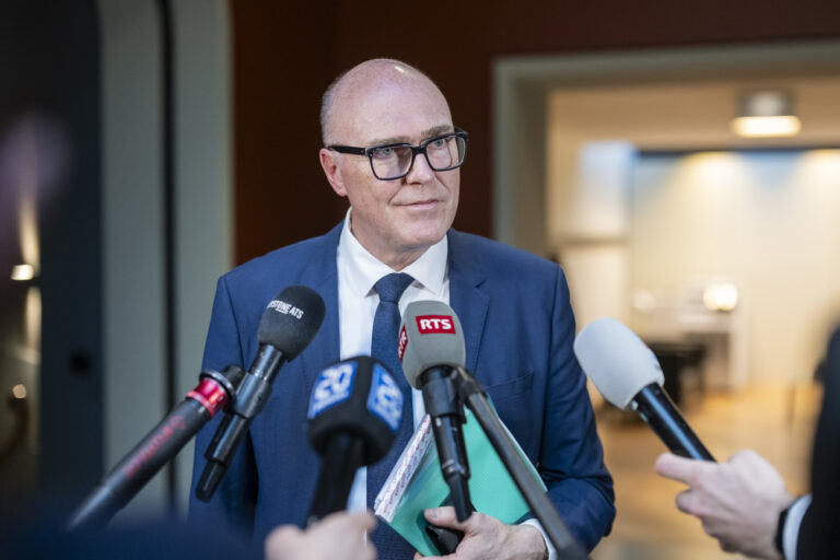 Martin Pfister, Zuger Regierungsrat, Mitte, und Bundesratskandidat, spricht mit Medienleuten nach seinem Hearing mit der Bundeshausfraktion der SVP, am Rand der Fruehjahrssession der Eidgenoessischen Raete, am Dienstag, 4. Maerz 2025 im Bundeshaus in Bern. (KEYSTONE/Alessandro della Valle)