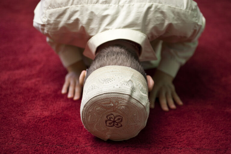 A muslim kneels in prayer, pictured on October 30, 2009 in the mosque in Winterthur in the canton of Zurich, Switzerland. (KEYSTONE/Alessandro Della Bella)

Ein Muslim kniet zum Gebet, aufgenommen am 30. Oktober 2009 in der Moschee in Winterthur im Kanton Zuerich. (KEYSTONE/Alessandro Della Bella)