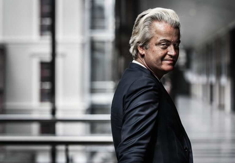 Er hat es nicht nötig, seine Stimme zu mässigen: Geert Wilders ist seit zwei Jahrzehnten ein schonungsloser Kritiker des radikalen Islams. Er hat dafür mit dem Verlust seiner Freiheit bezahlt. Nun haben ihm die Niederländer ihr Vertrauen ausgesprochen. Was hat den Ausnahmepolitiker geprägt? Was ist von ihm zu erwarten?