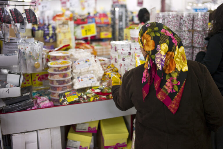 A woman with a colorful headscarf buys candy at discount retailer Otto's AG in Sursee in the canton of Lucerne, Switzerland, pictured on January 20, 2010. (KEYSTONE/Martin Ruetschi)

Eine Frau mit buntem Kopftuch kauft Suessigkeiten in einer Filiale von Niedrigpreis-Einzelhaendler Otto's AG in Sursee im Kanton Luzern, aufgenommen am 20. Januar 2010. (KEYSTONE/Martin Ruetschi)