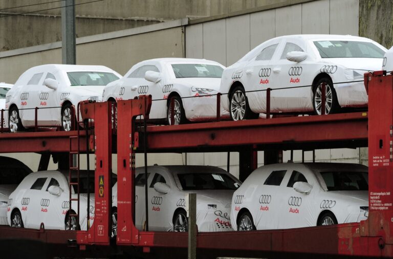 Neuwagen werden in das Amag Auslieferungszentrum nach Birrfeld geliefert am Freitag, 23. Juli 2010. (KEYSTONE/Steffen Schmidt)