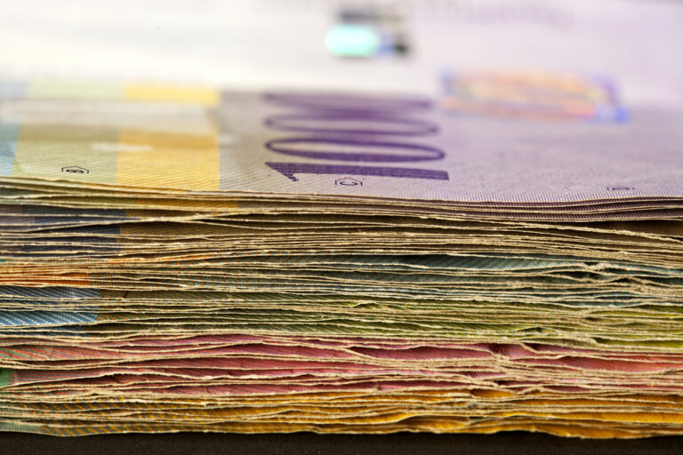 All of the available Swiss bank notes: bills of 10, 20, 50, 100, 200 and 1000 Swiss francs, pictured on August 12, 2010. (KEYSTONE/Gaetan Bally) 

Alle erhaeltlichen Schweizer Banknoten: 10, 20, 50, 100, 200 und 1000 Schweizer Franken, aufgenommen am 12. August 2010. (KEYSTONE/Gaetan Bally)