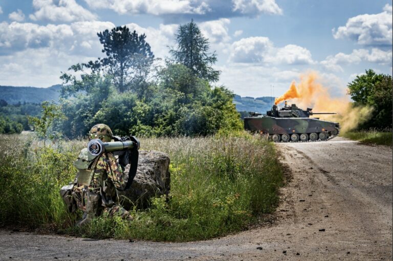 Schweizer Panzerfäuste für die Ukraine: Hightech-Waffen aus hiesigen Beständen sollen via Deutschland ins Kriegsgebiet gelangen. Gemäss Weltwoche-Recherchen schaut Bern zu. Das wäre eine Verletzung des Neutralitätsrechts