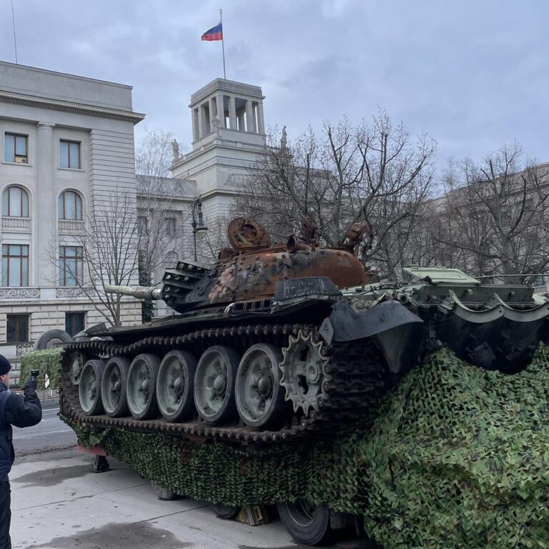 Panzerrohr zielt auf russische Botschaft. Das Happening auf dem Berliner Boulevard beweist der Welt: Seht her, wir Deutsche stehen auf der richtigen Seite der Geschichte. Endlich einmal