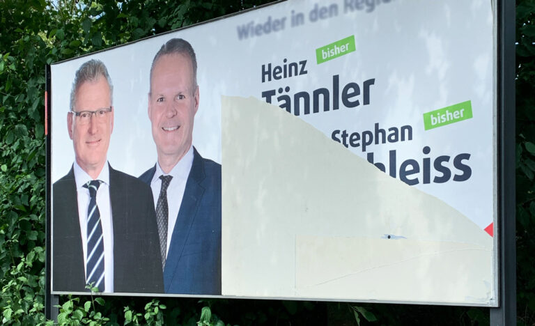 Vandalismus gegen rechts: Anonyme Gruppen beschädigen in Zug immer wieder Wahlplakate der SVP. Nun fordert die Volkspartei Konsequenzen