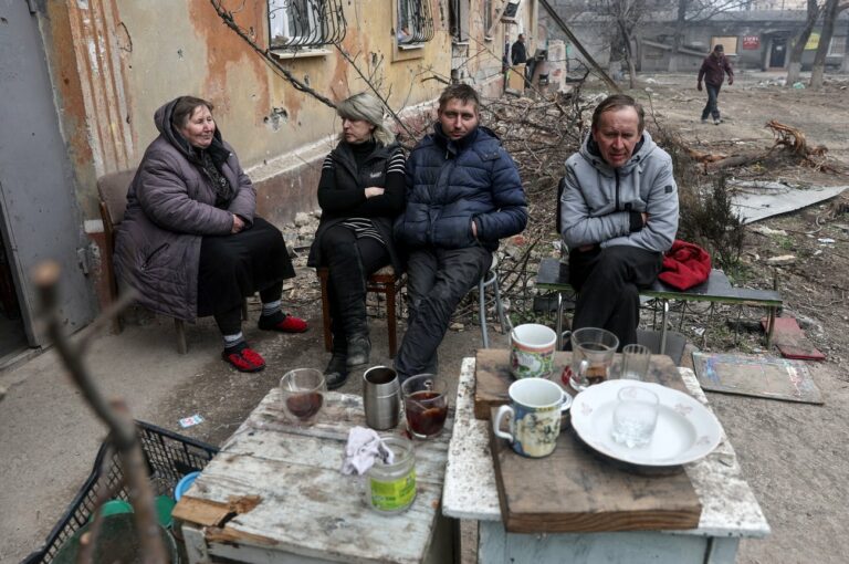 «Brot, Brot, Brot, Europa, gib uns Brot»: Verzweifelte Ukrainer wollen aus Mariupol fliehen. Die einen in russische Gebiete, die anderen in den westlichen Teil des Landes