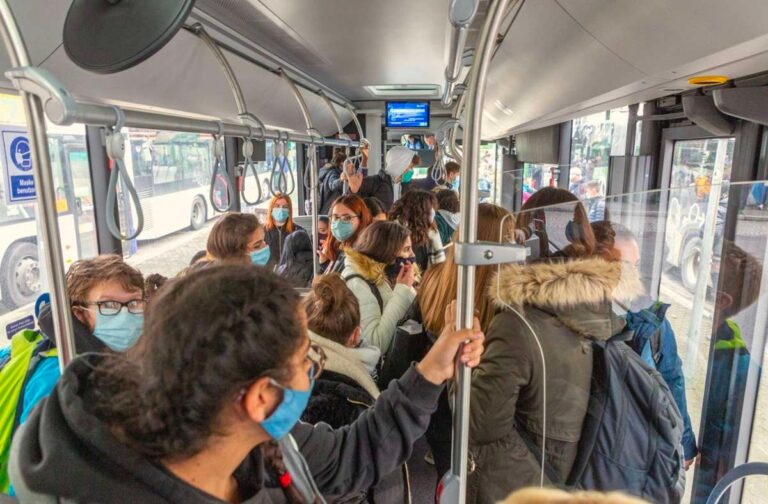 Von Klima- zu Masken-Klebern: Mann klebt sich an Stange im Bus, um gegen Corona-Massnahmen-Skeptiker zu protestieren – und wird bestraft