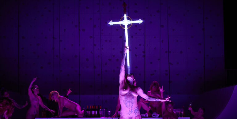 Blut, Sex, Gewalt: Opernperformance «Sancta» wütet in Stuttgart rabiat gegen christliche Rituale. Zuschauer erleiden Schock oder fallen in Ohnmacht